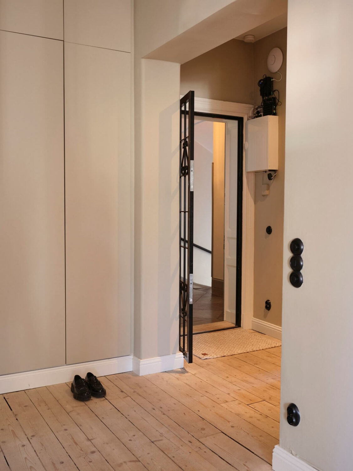A Light Pastel Yellow and Pink Apartment in Stockholm 28 hallway