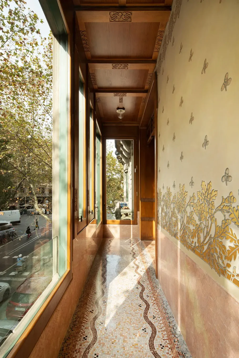 An Eclectic Mix of Modernist Elements and Luxurious Finishes in Barcelona 13 hallway glass wall