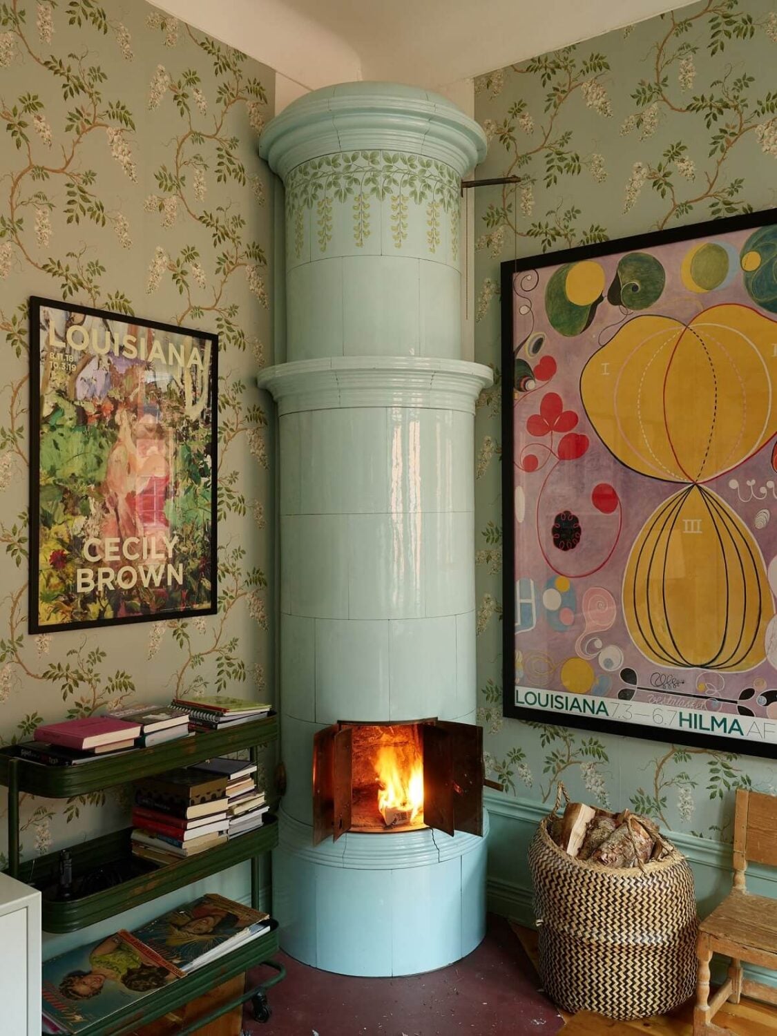 Pink and Green Rooms and Charming Wallpapers in a Family Apartment 26 light blue fireplace wallpapered room Pink and Green Rooms and Charming Wallpapers in a Family Apartment