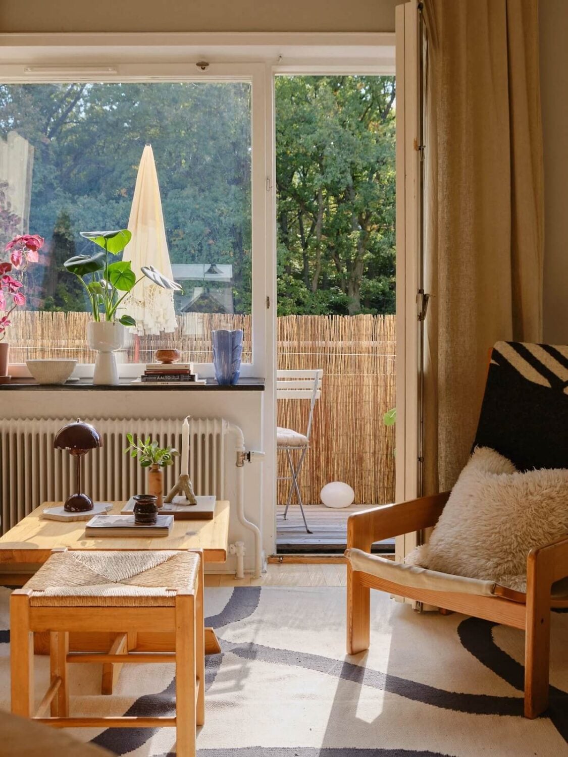 A Beautiful Calm and Natural Apartment with a Green Kitchen 12 light living room with balcony