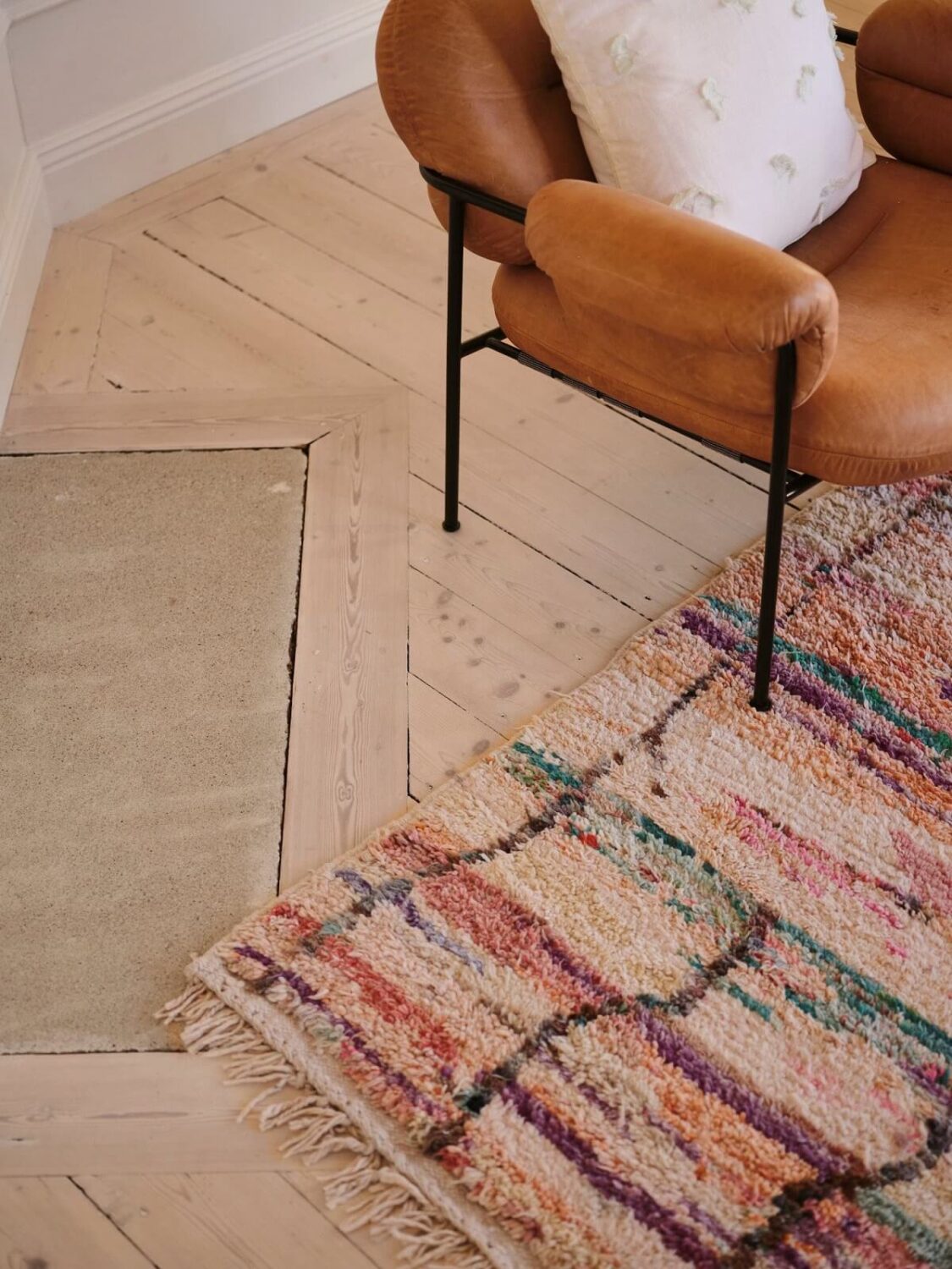 A Light Pastel Yellow and Pink Apartment in Stockholm 5 living room rug detail