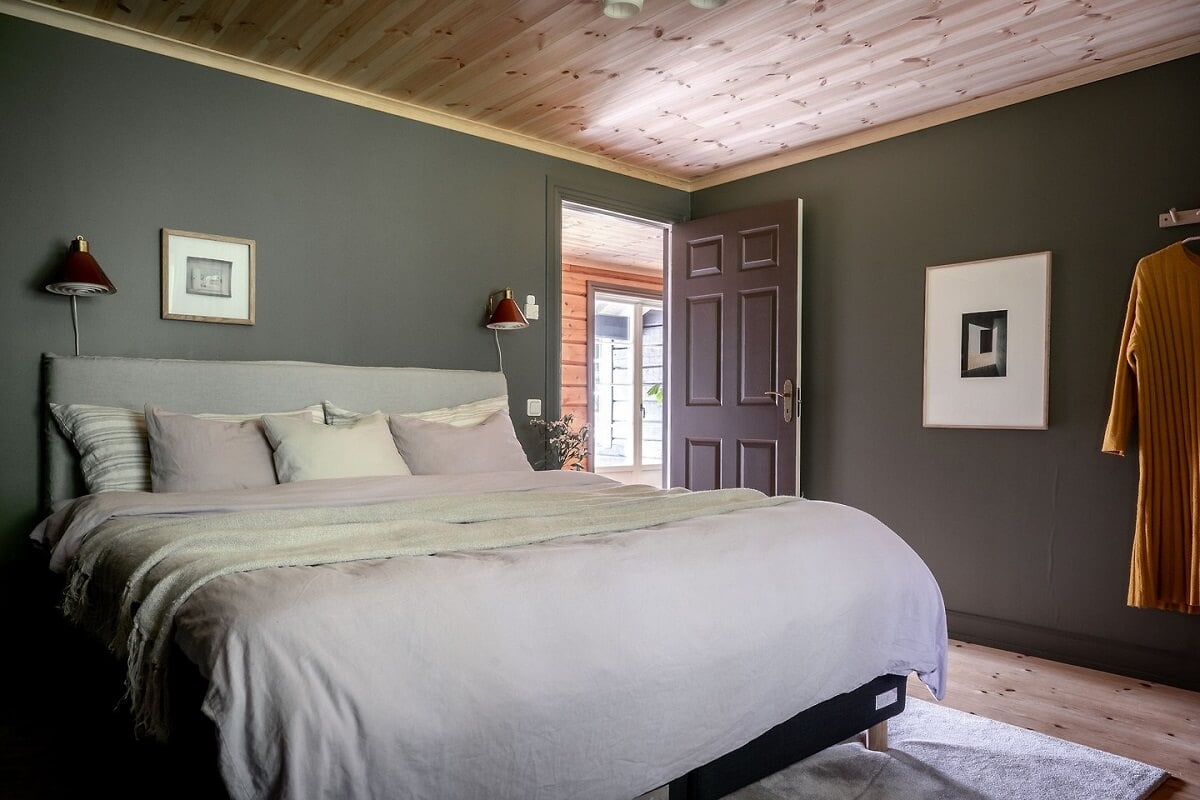 A Warm Scandinavian Log House with a Green Roof 18 log house bedroom