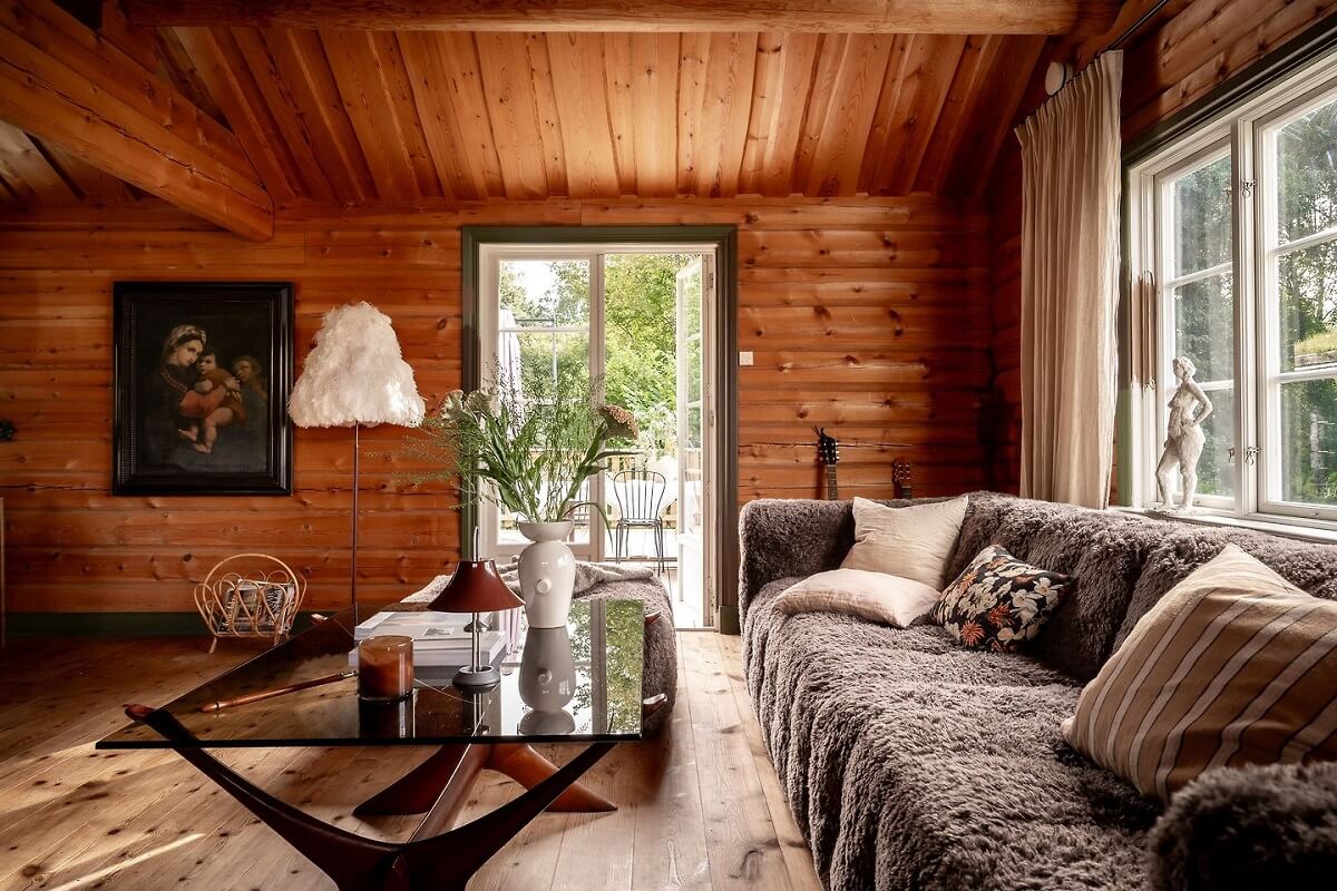 A Warm Scandinavian Log House with a Green Roof 5 log house living room pitched ceiling