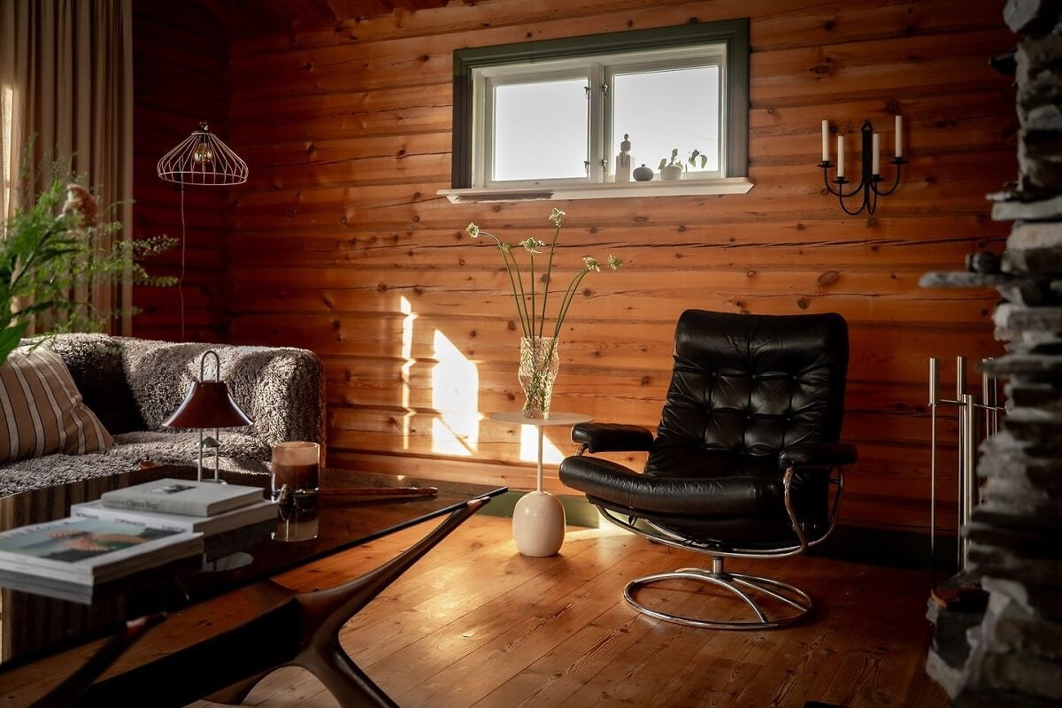 A Warm Scandinavian Log House with a Green Roof 3 log house living room