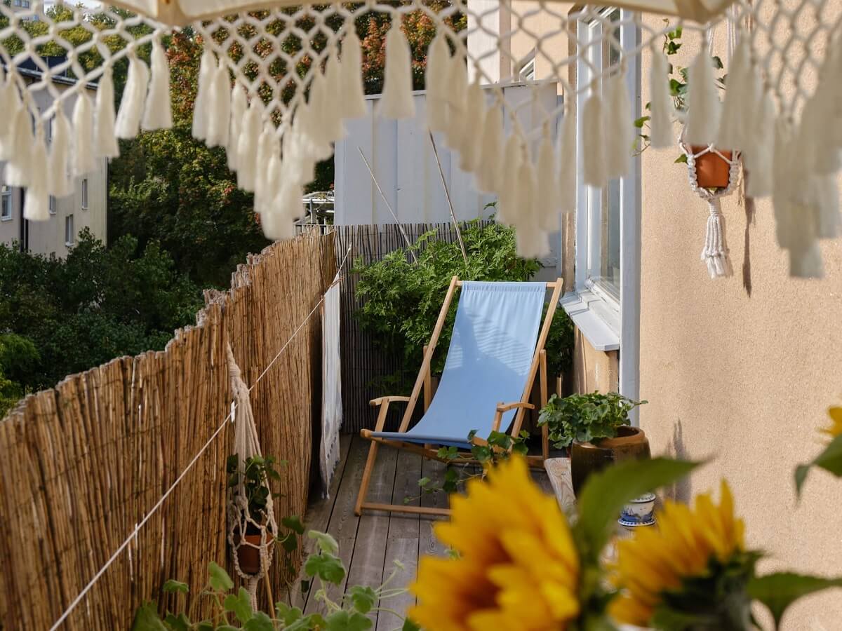 A Beautiful Calm and Natural Apartment with a Green Kitchen 14 long balcony