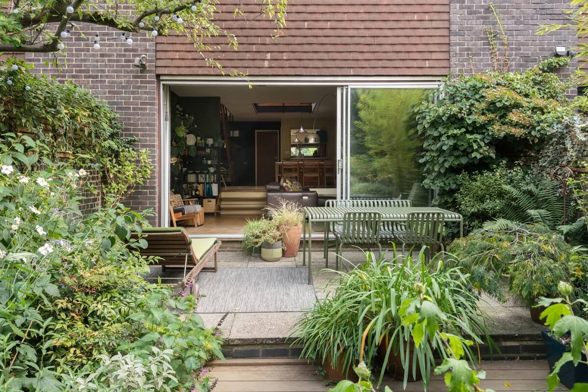A Beautiful Mid-Century House in London 19 lush garden A Beautiful Mid-Century House in London
