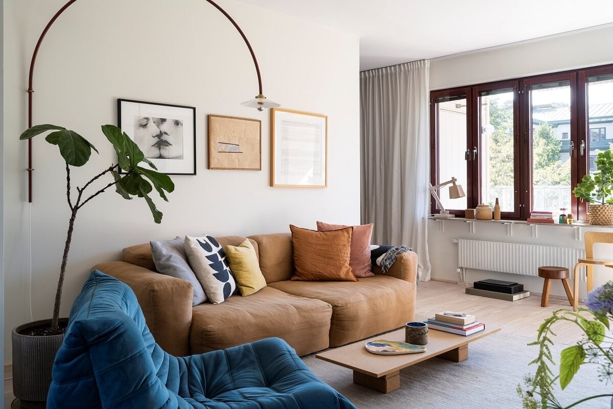A Light and Modern Stockholm Apartment with Cheerful Color Accents 8 modern living room with arched wall lamp