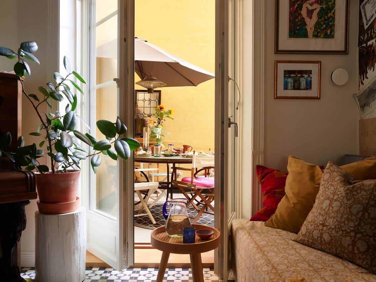 Beautiful Historic Details in a Large and Inviting Family Apartment 17 music room with balcony