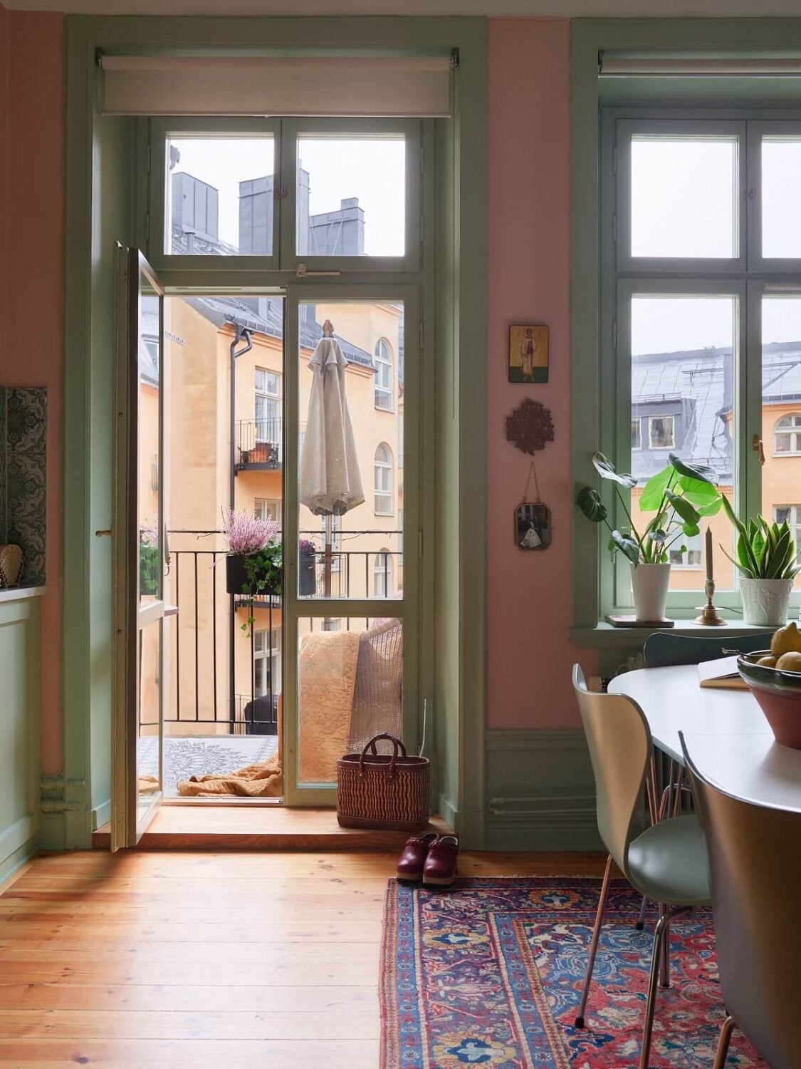 Pink and Green Rooms and Charming Wallpapers in a Family Apartment 9 pink and green kitchen with balcony