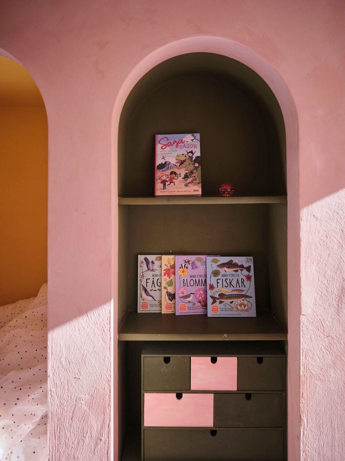 A Light Pastel Yellow and Pink Apartment in Stockholm 22 pink bedroom with green arched niche with shelves