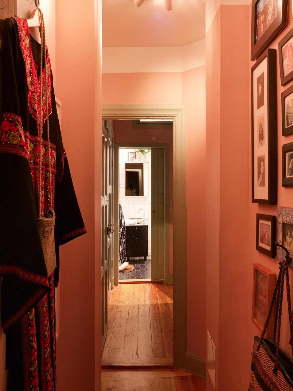 Pink and Green Rooms and Charming Wallpapers in a Family Apartment 35 pink hallway