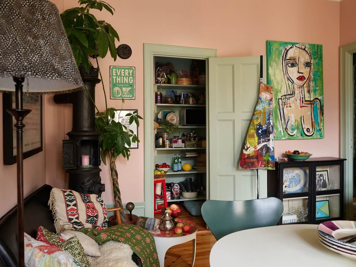 Pink and Green Rooms and Charming Wallpapers in a Family Apartment 11 pink kitchen with pantry