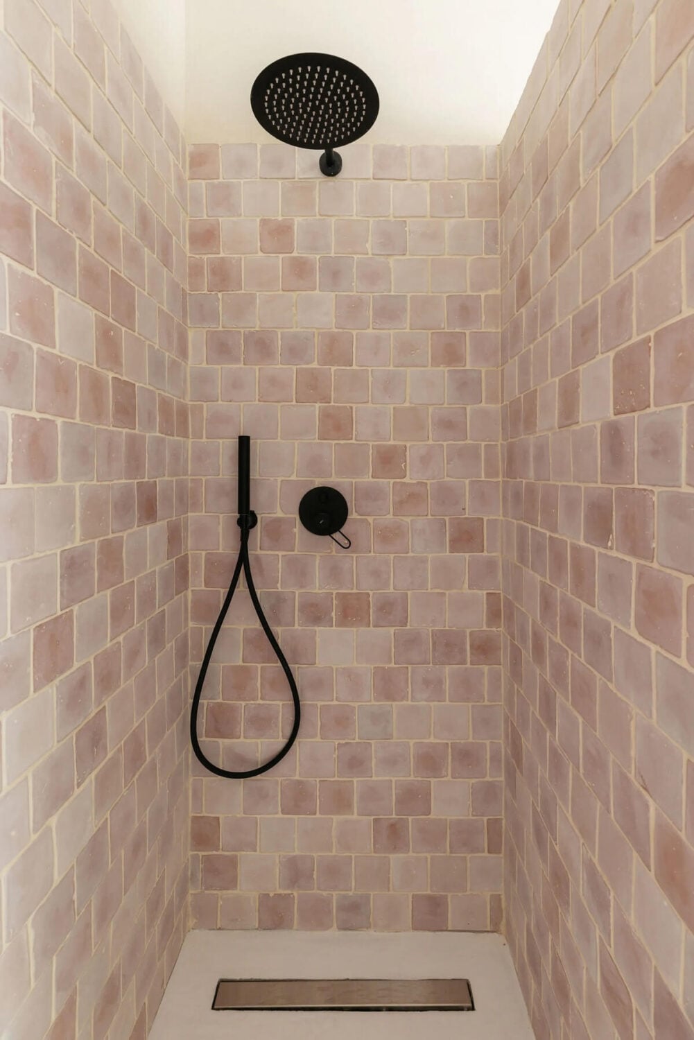 A Serene Minimalistic Townhouse in Portugal 13 shower tiles in pink tones