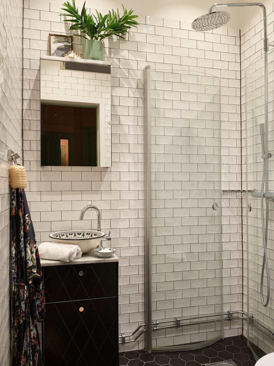 Pink and Green Rooms and Charming Wallpapers in a Family Apartment 36 small bathroom white tiles Pink and Green Rooms and Charming Wallpapers in a Family Apartment
