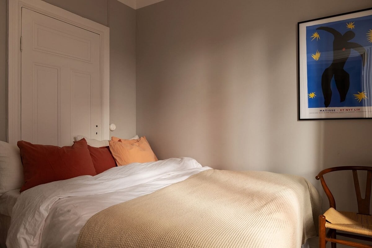 Sober Colors in a Small Renovated Stockholm Apartment 16 small gray bedroom