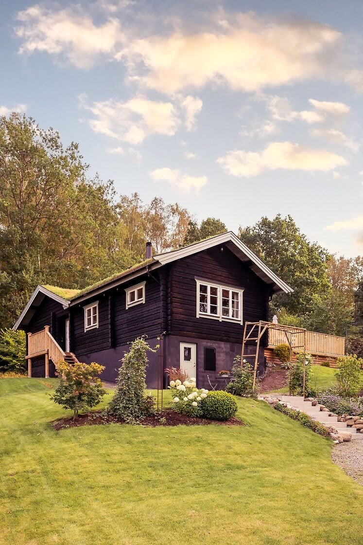 A Warm Scandinavian Log House with a Green Roof 24 swedish log house with green roof