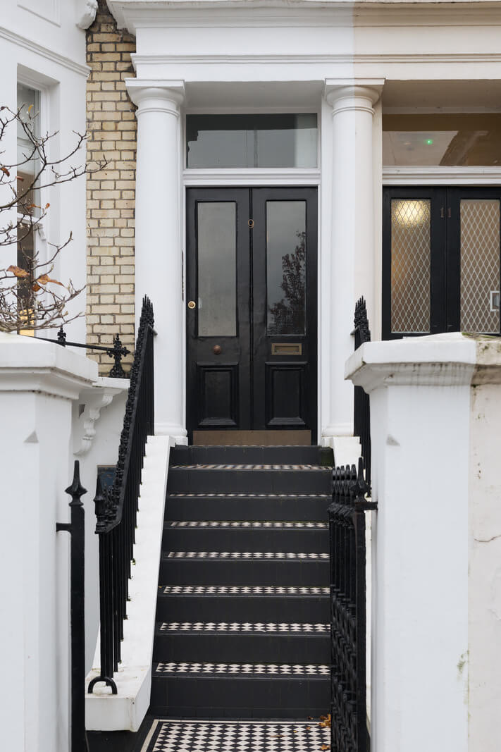 A Beautiful One-Bedroom Apartment with Plants and Period Features 16 tiled entry apartment A Beautiful One-Bedroom Apartment with Plants and Period Features