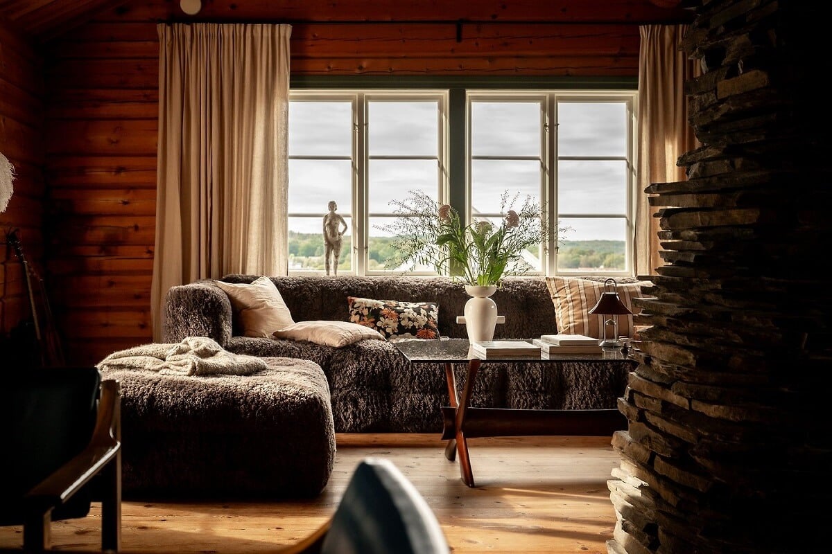 A Warm Scandinavian Log House with a Green Roof 2 warm log house living room