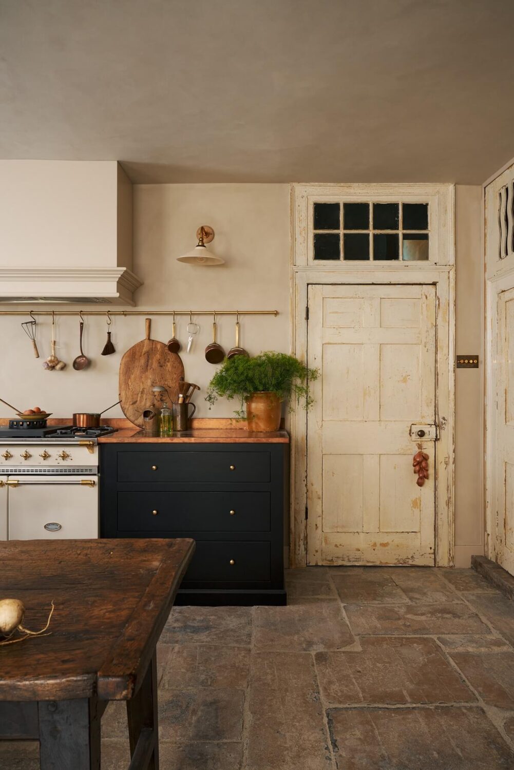 Historic Character in a Georgian Townhouse Basement Kitchen in Bath 8 12.TheClassicEnglishKitchen deVOL LOW RES Historic Character in a Georgian Townhouse Basement Kitchen in Bath