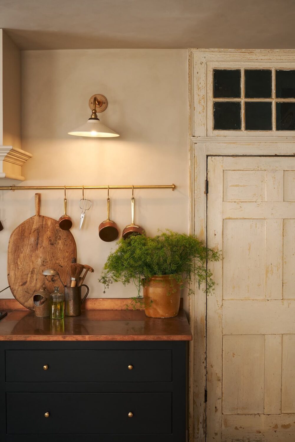 Historic Character in a Georgian Townhouse Basement Kitchen in Bath 9 14.TheClassicEnglishKitchen deVOL LOW RES Historic Character in a Georgian Townhouse Basement Kitchen in Bath