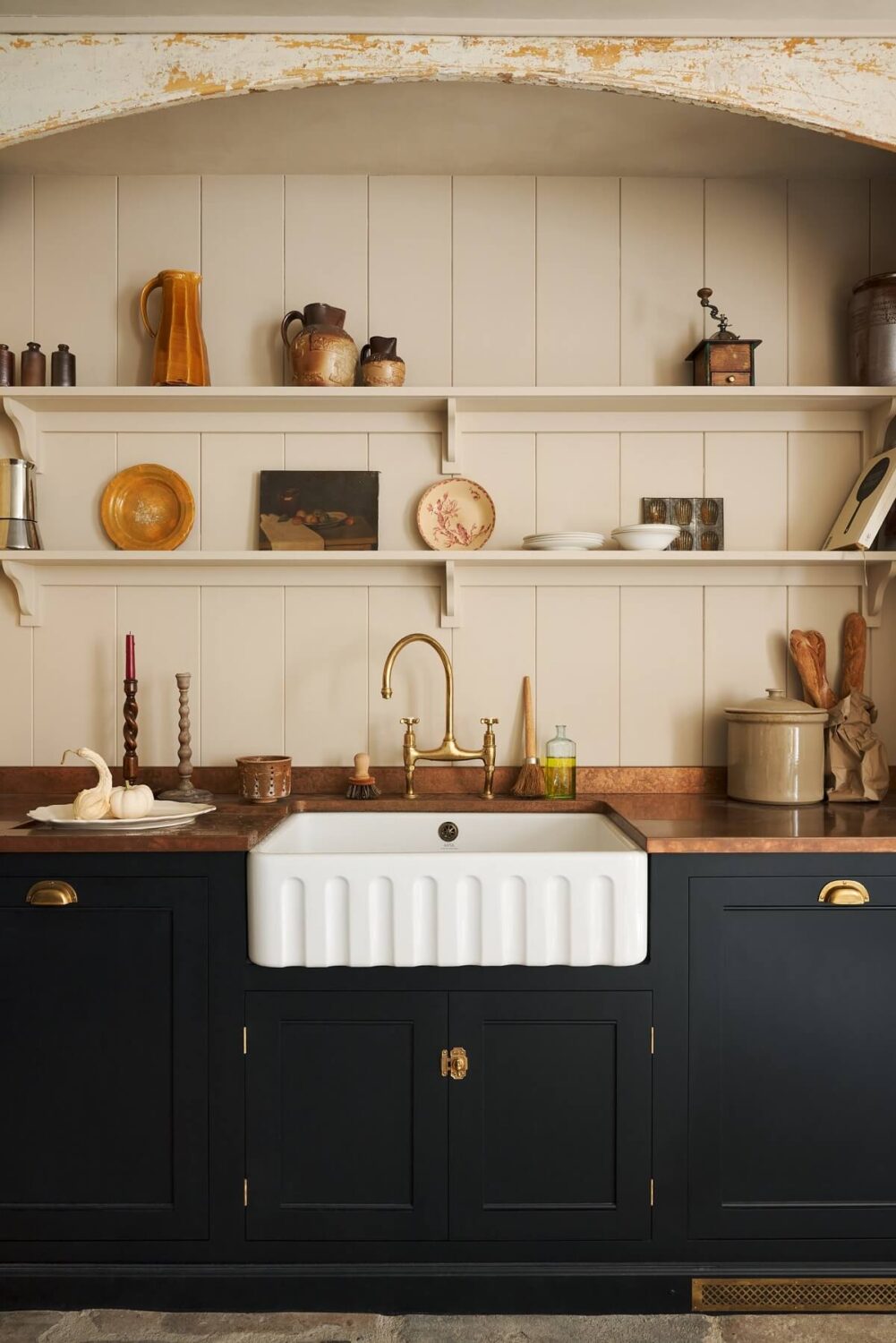 Historic Character in a Georgian Townhouse Basement Kitchen in Bath 4 21.TheClassicEnglishKitchen deVOL LOW RES Historic Character in a Georgian Townhouse Basement Kitchen in Bath