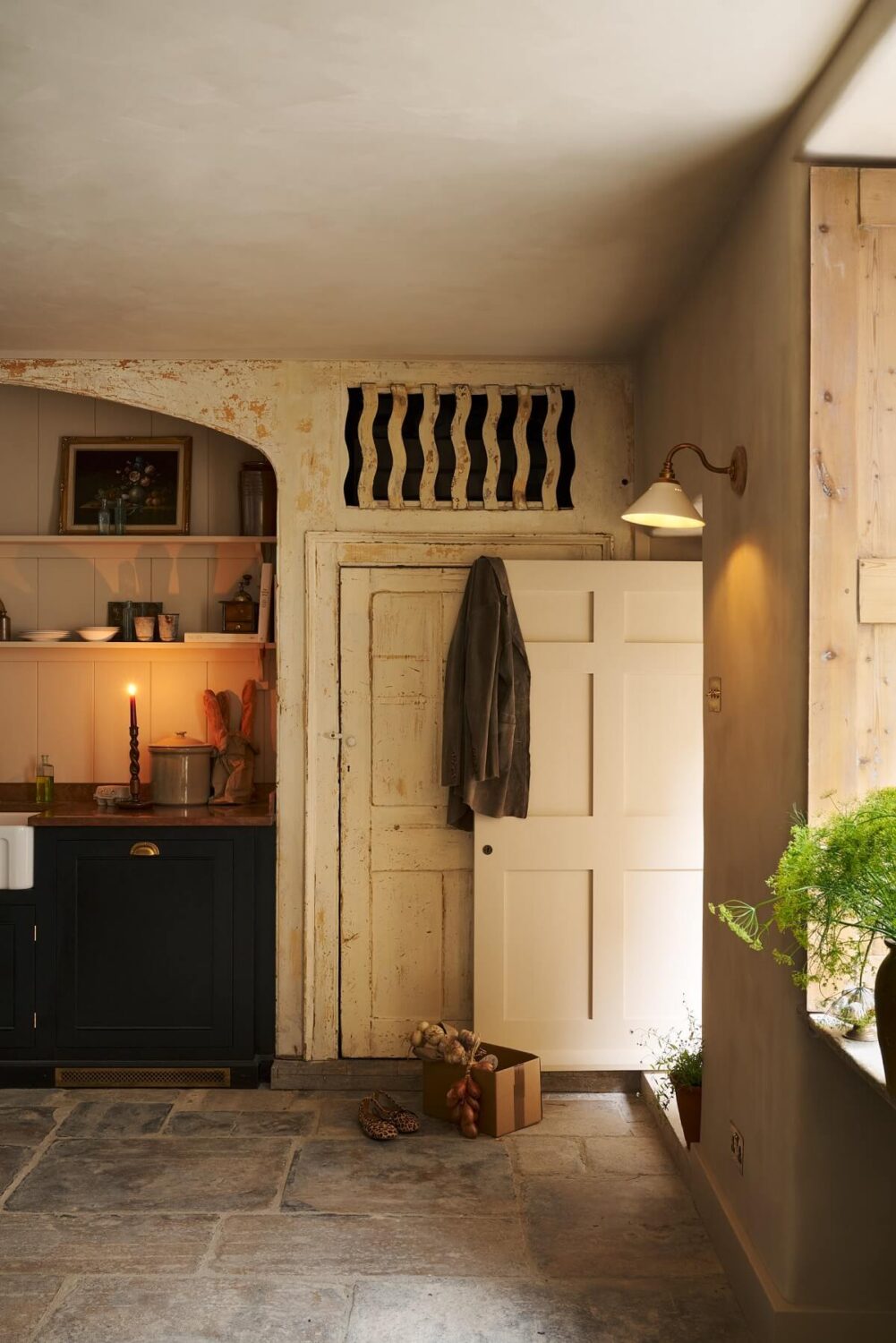 Historic Character in a Georgian Townhouse Basement Kitchen in Bath 6 6.TheClassicEnglishKitchen deVOL LOW RES Historic Character in a Georgian Townhouse Basement Kitchen in Bath