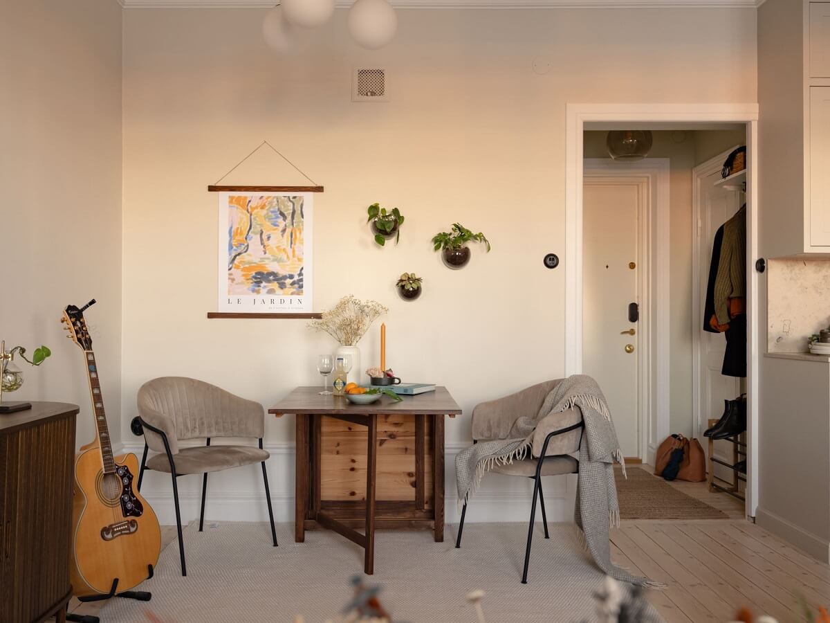 A Small and Serene Apartment with an Industrial Glass Bedroom 10 MEDD7539C3167B843CE98B88F0B4572175D 20241108090848 w2200 q80 A Small and Serene Apartment with an Industrial Glass Bedroom