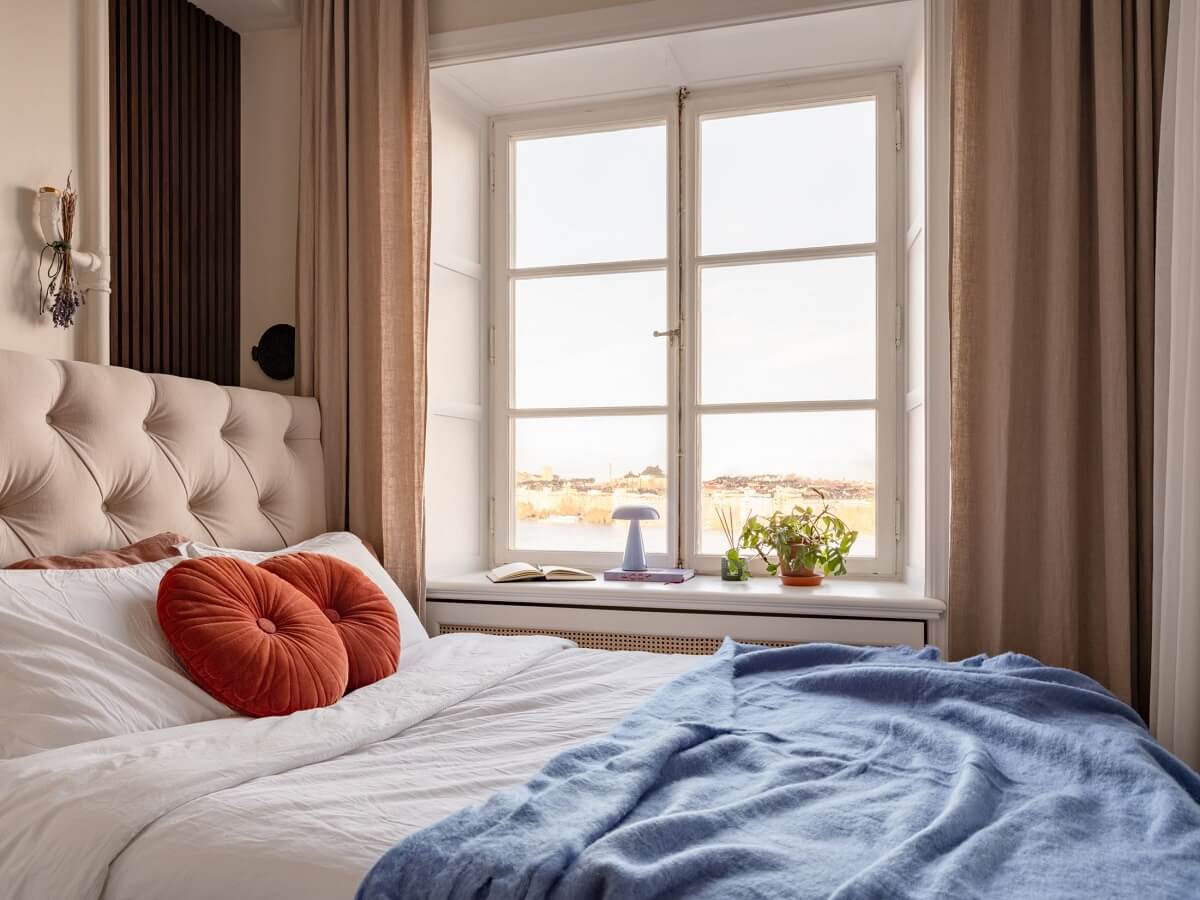 A Small and Serene Apartment with an Industrial Glass Bedroom 14 MEDF7C103EF94FA4C29A7BB21EDAD308DF6 20241108090848 w2200 q80 A Small and Serene Apartment with an Industrial Glass Bedroom