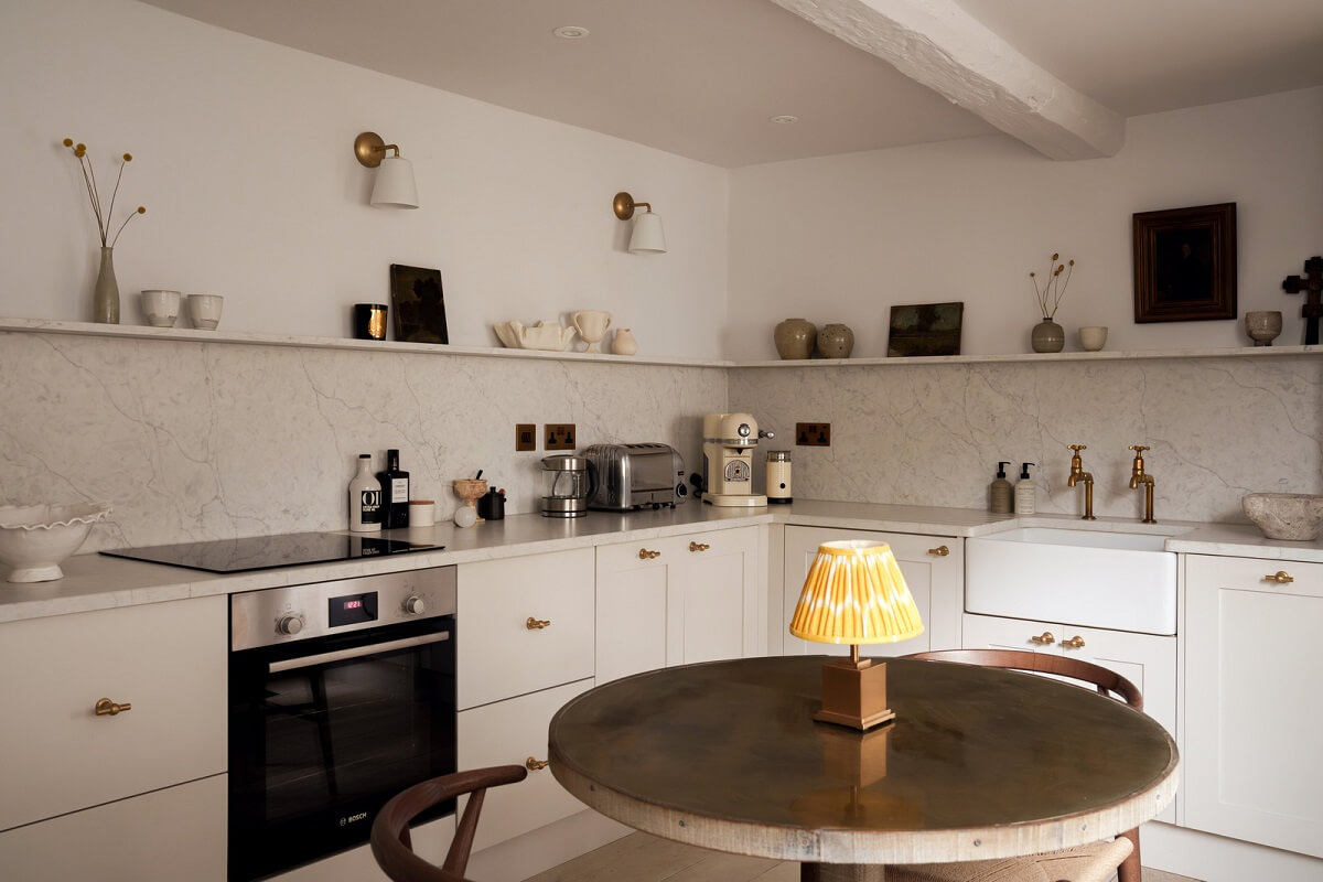 Contemporary Light Interiors in a 19th-Century English Cottage 7 a0OP6000003OadQMAS N100 webres Contemporary Light Interiors in a 19th-Century English Cottage