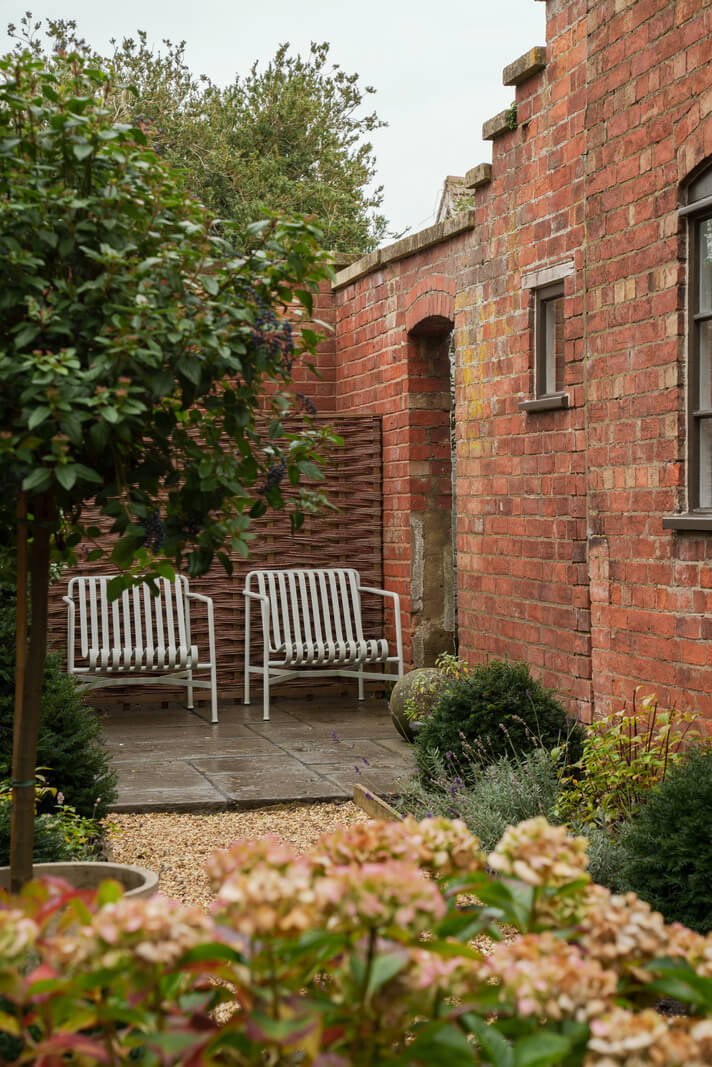 Contemporary Light Interiors in a 19th-Century English Cottage 16 a0OP6000003OadQMAS N52 webres Contemporary Light Interiors in a 19th-Century English Cottage