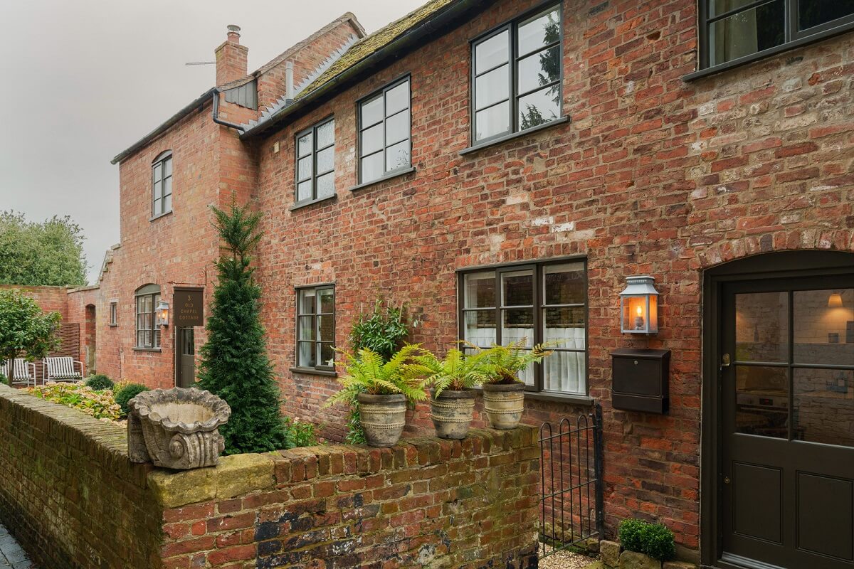 Contemporary Light Interiors in a 19th-Century English Cottage 23 a0OP6000003OadQMAS N92 webres Contemporary Light Interiors in a 19th-Century English Cottage
