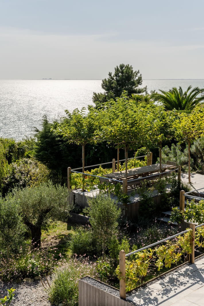 A Grand Victorian House with Modern Interiors and Channel Views 22 a0OP6000003gs3tMAA N71 webres A Grand Victorian House with Modern Interiors and Channel Views