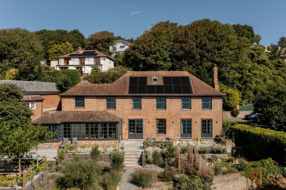 A Grand Victorian House with Modern Interiors and Channel Views 28 a0OP6000003gs3tMAA N8 webres A Grand Victorian House with Modern Interiors and Channel Views