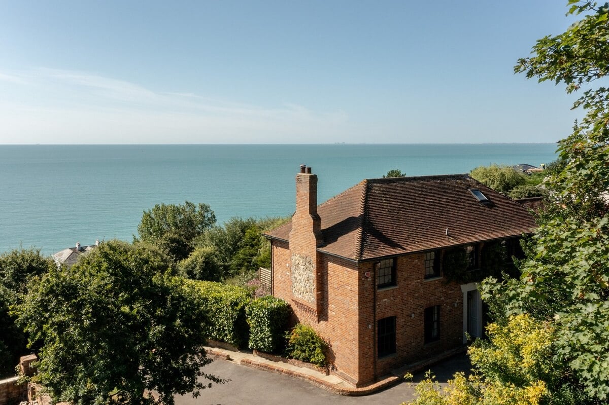 A Grand Victorian House with Modern Interiors and Channel Views 29 a0OP6000003gs3tMAA N9 webres 1 A Grand Victorian House with Modern Interiors and Channel Views