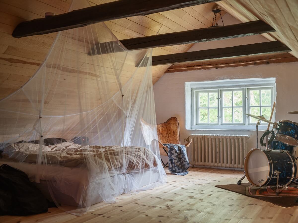 A Bohemian-Style House on the Estate of a Swedish Castle 24 attic room wooden beams