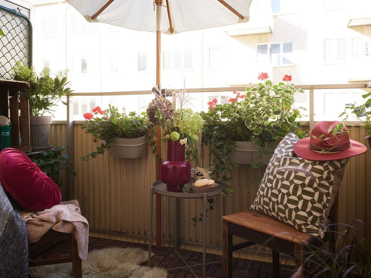 A Lovely Apartment Owned By The Same Family for Almost 100 Years 16 balcony