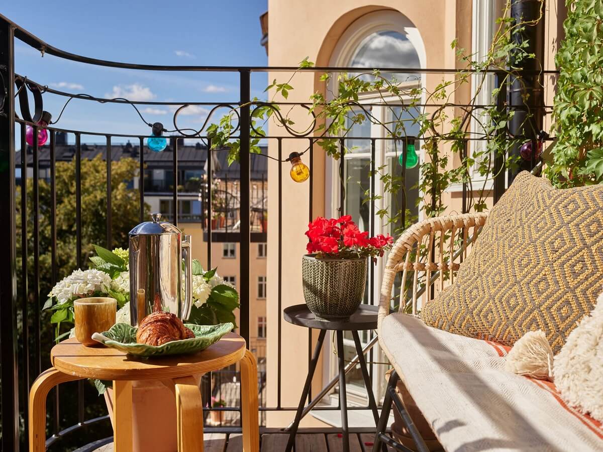 A Colorful Turn-of-the-Century Family Apartment in Stockholm 26 balcony colorful string lights