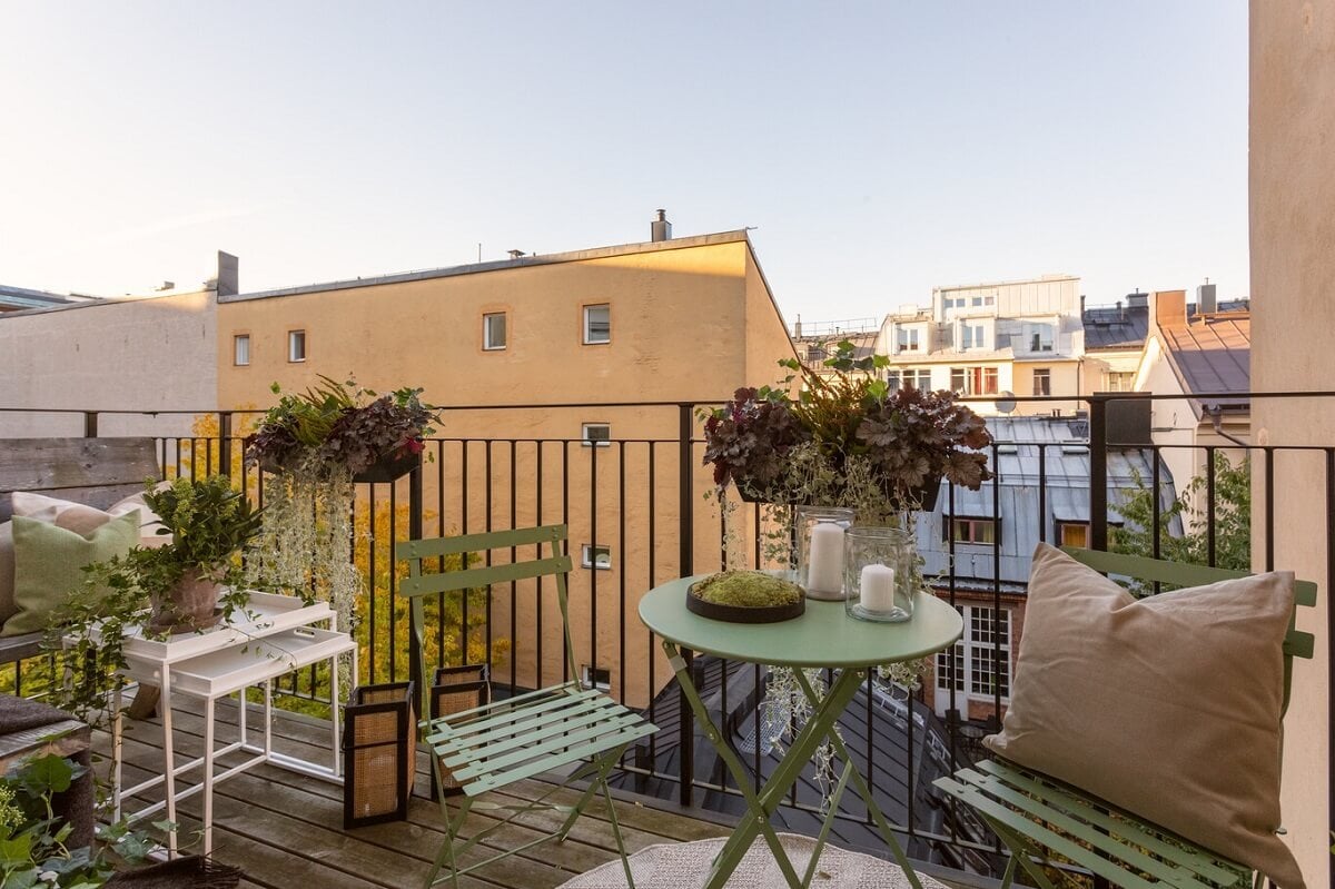 A Turn-of-the-Century Apartment with Warm Open-Plan Spaces 19 balcony with green table