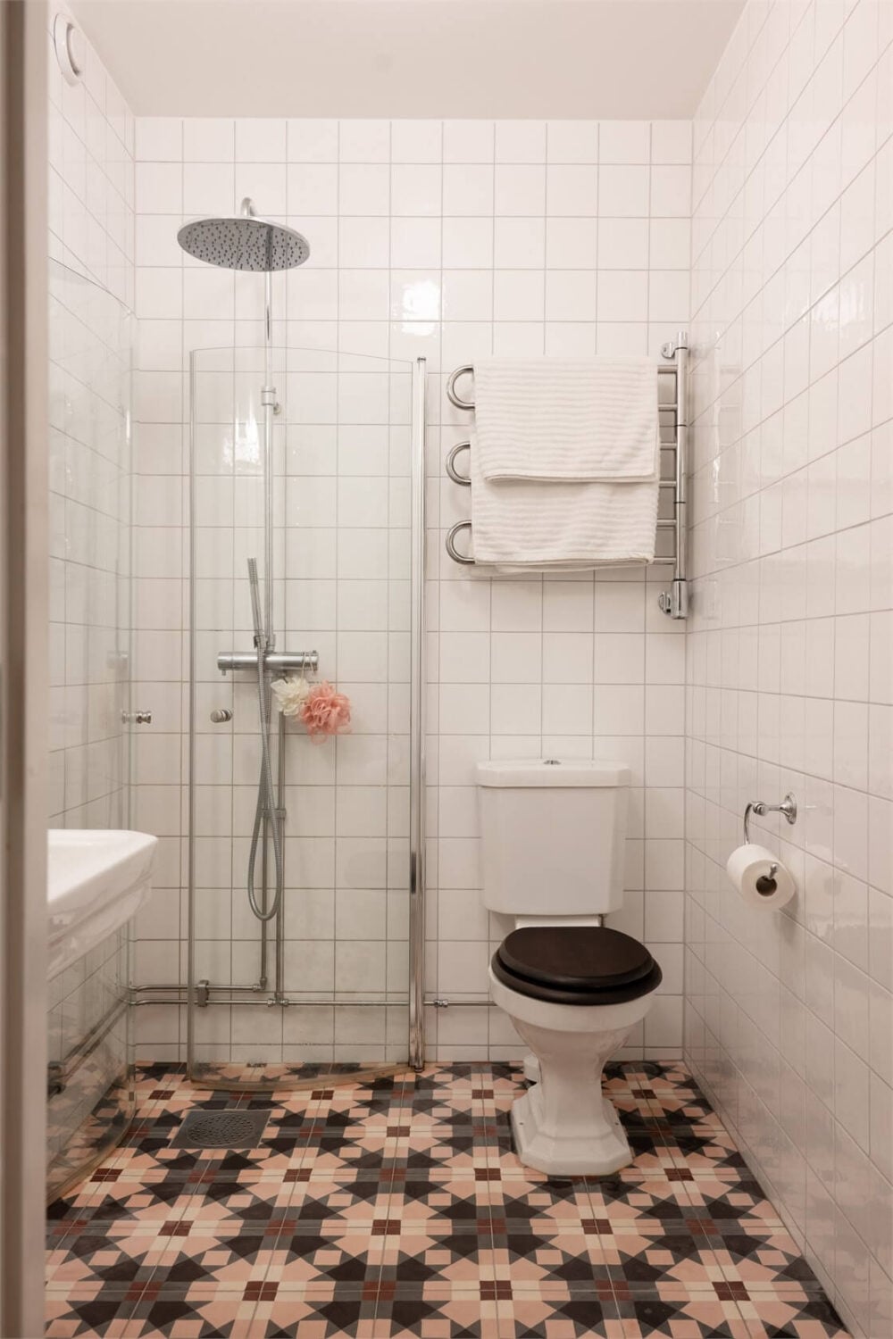 Green Tones in a Turn-of-the-Century Stockholm Apartment 17 bathroom patterned floor tiles Green Tones in a Turn-of-the-Century Stockholm Apartment