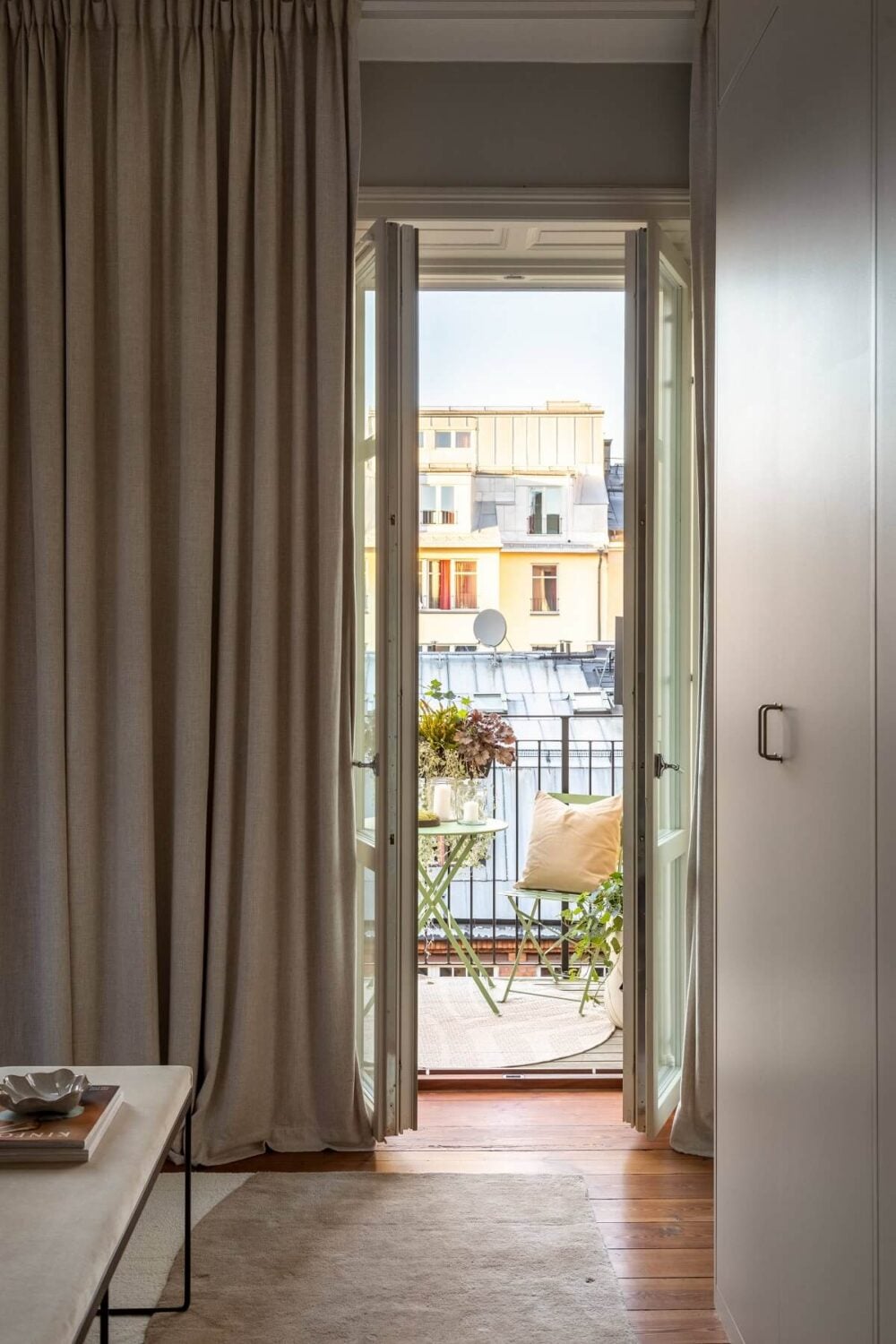 A Turn-of-the-Century Apartment with Warm Open-Plan Spaces 18 bedroom access balcony