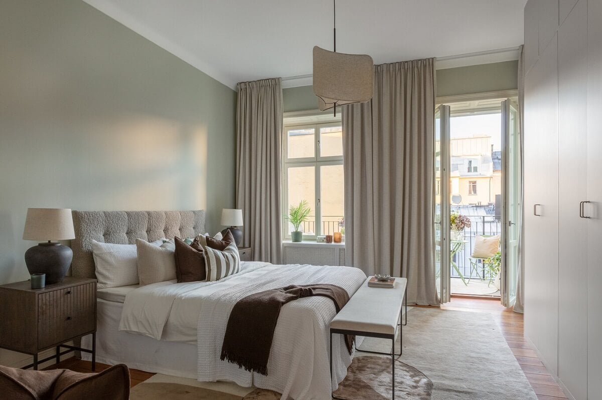 A Turn-of-the-Century Apartment with Warm Open-Plan Spaces 17 bedroom with gray walls
