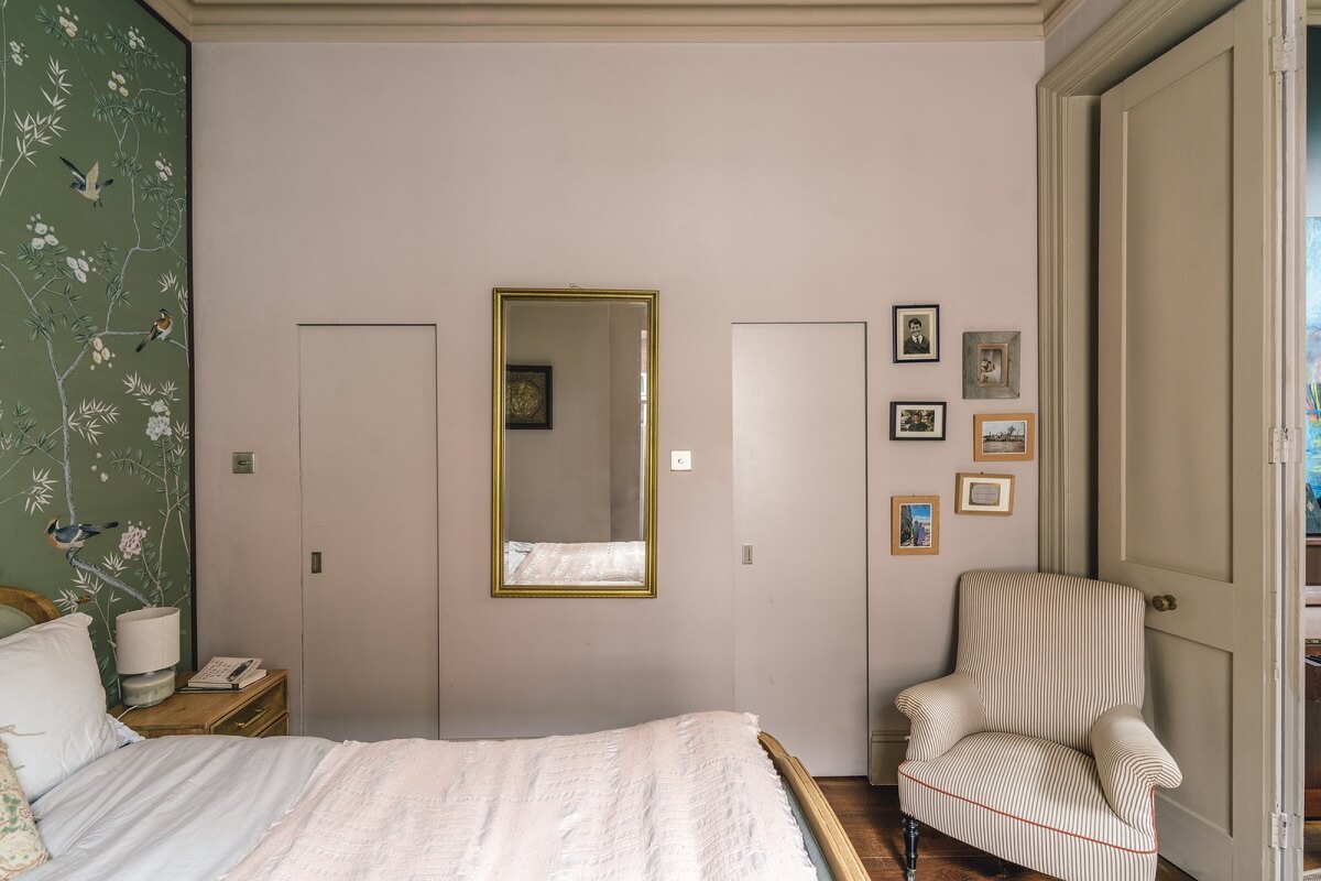 A Grand Ground Floor Apartment with Dark Blue Walls and a Garden 12 bedroom with green floral wallpaper nordroom