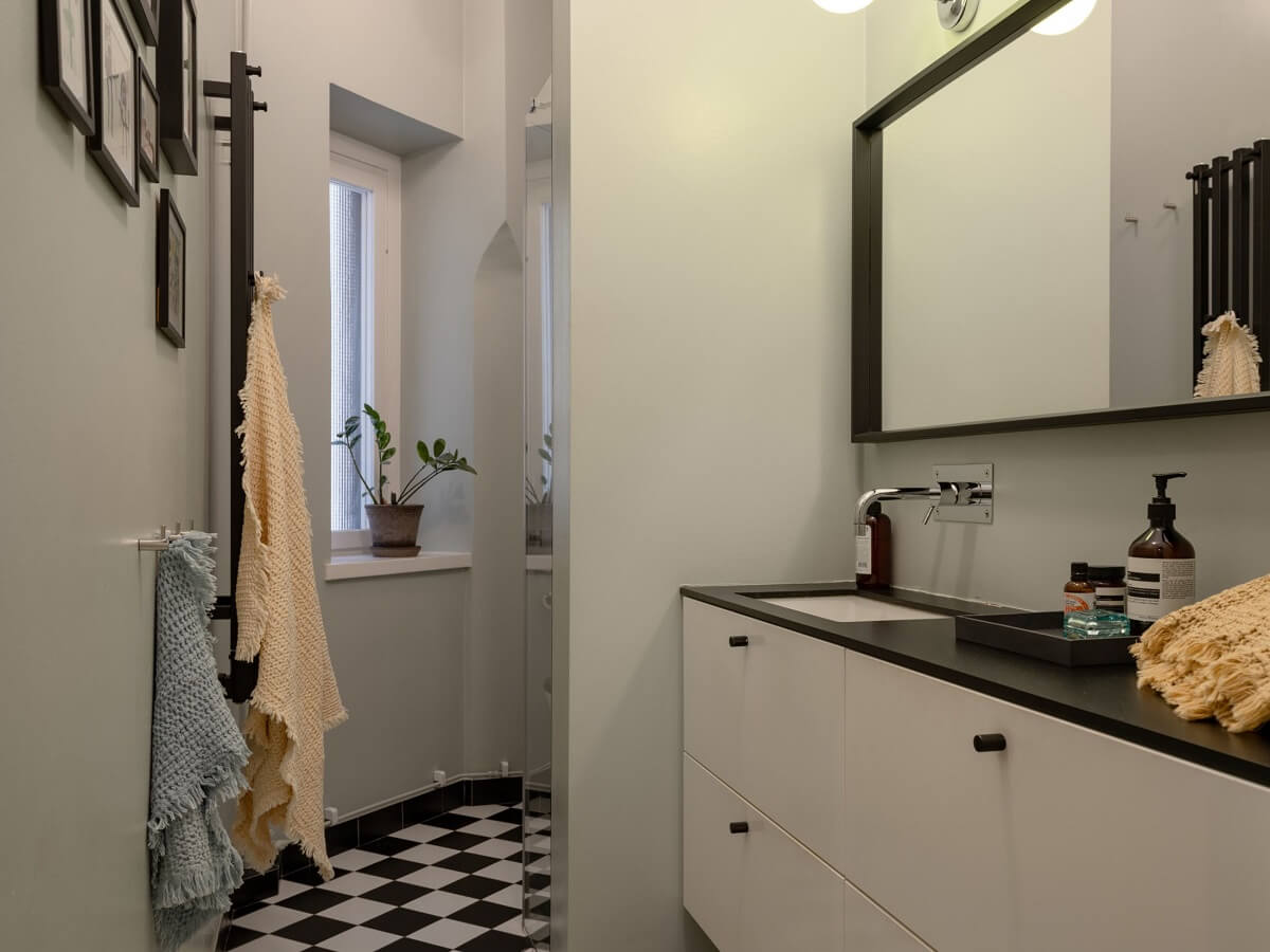 A Swedish Maisonette with Period Features and Modern Solutions 15 black and white bathroom