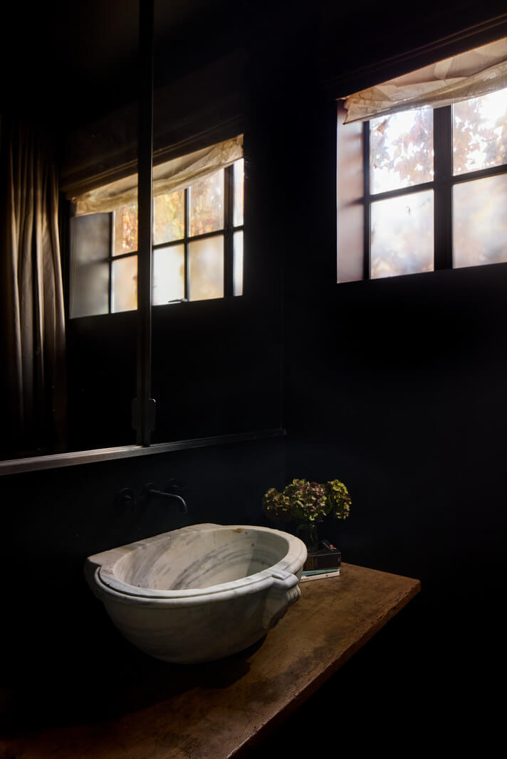 A Grand Industrial Warehouse Conversion in London 13 black bathroom