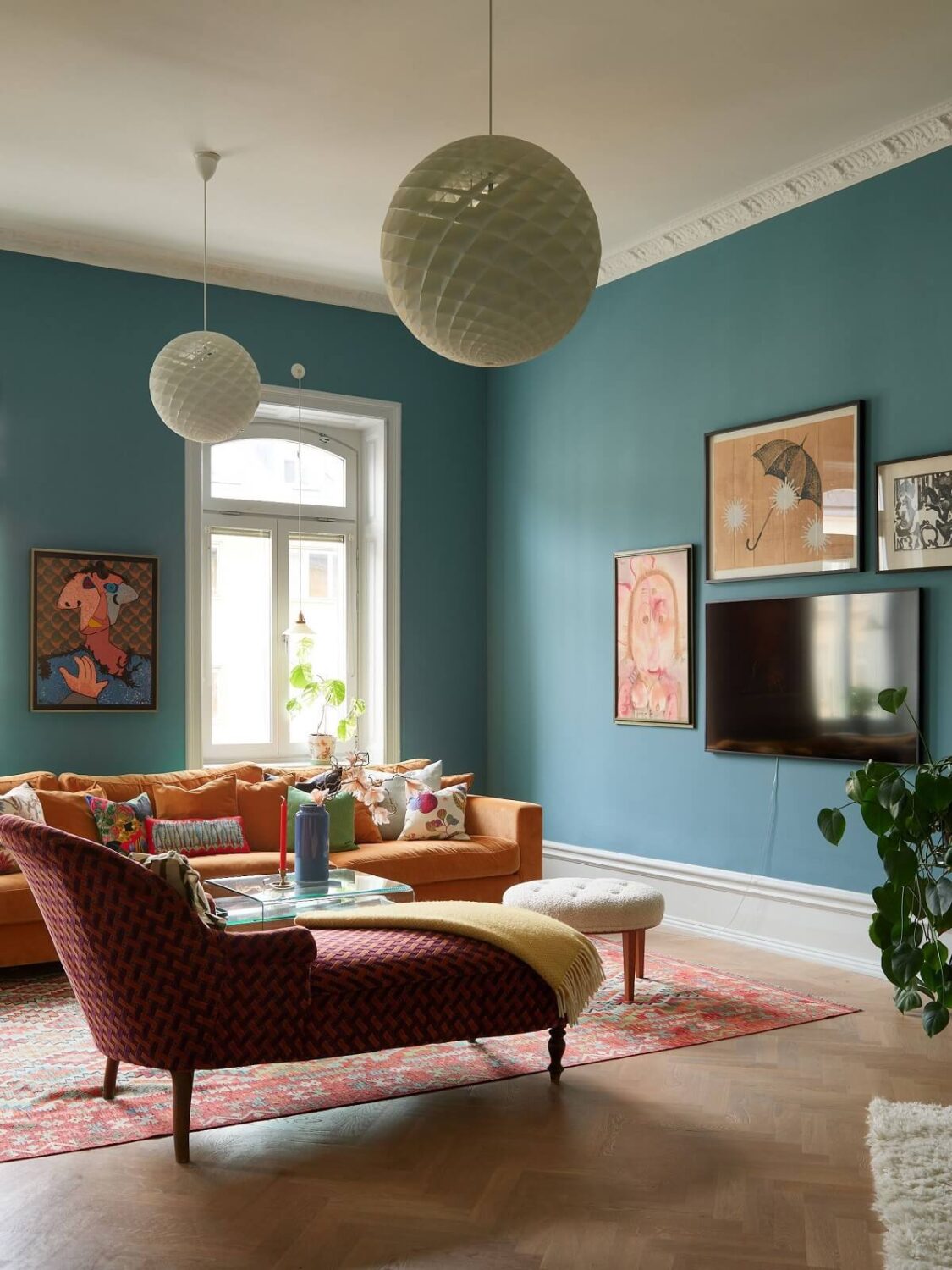 A Colorful Turn-of-the-Century Family Apartment in Stockholm 3 blue walls living room