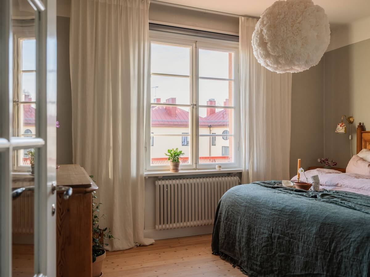 A Living Room with Light Purple Walls in a Swedish Apartment 11 calm gray bedroom