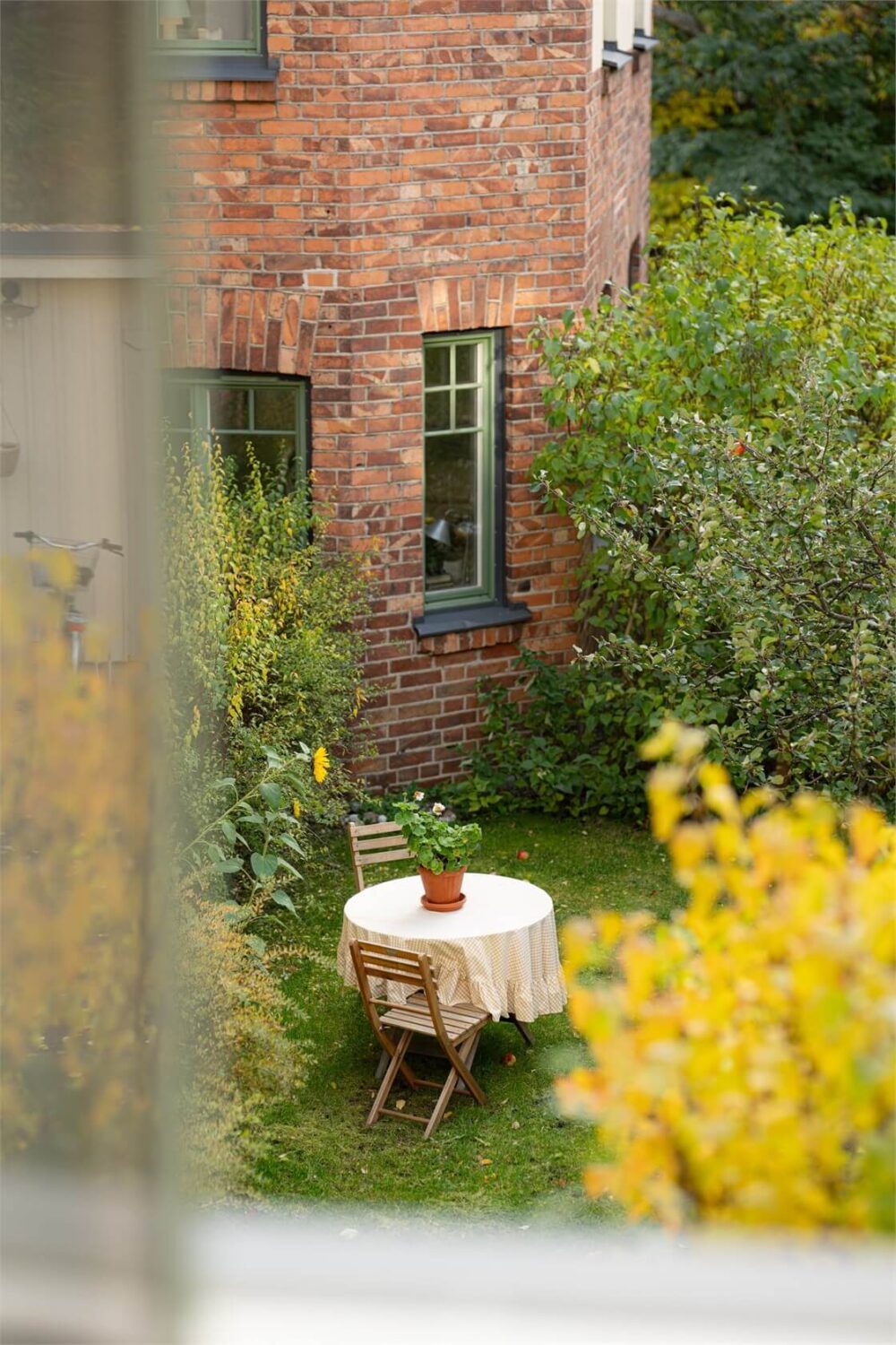 Green Tones in a Turn-of-the-Century Stockholm Apartment 16 communal garden Green Tones in a Turn-of-the-Century Stockholm Apartment