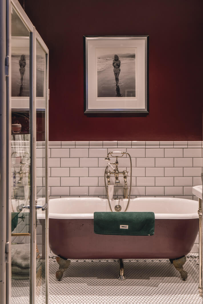 A Grand Ground Floor Apartment with Dark Blue Walls and a Garden 13 dark red wall classic white tiles and purple clawfoot bath nordroom