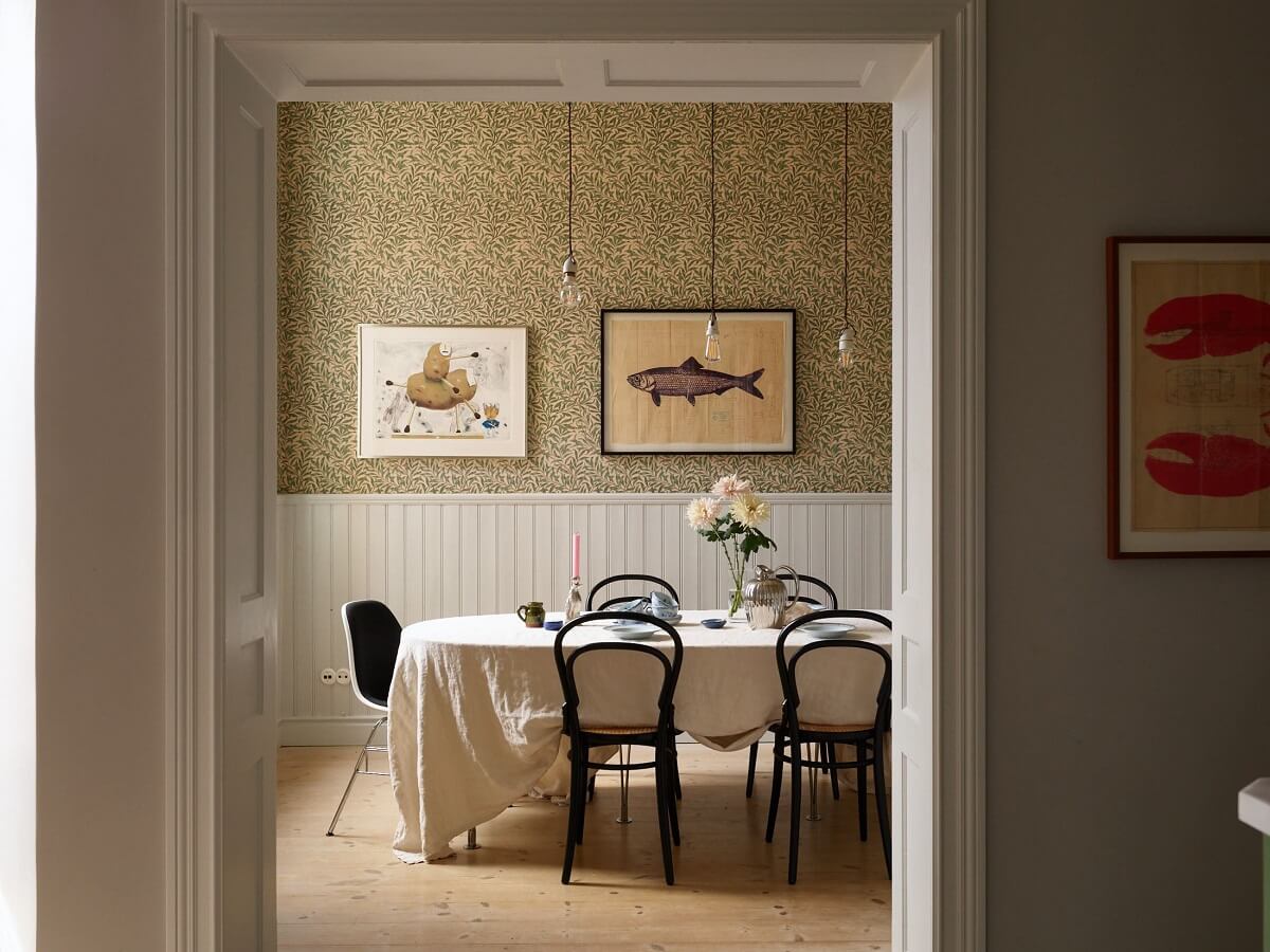 A Colorful Turn-of-the-Century Family Apartment in Stockholm 16 dining room with wallpaper