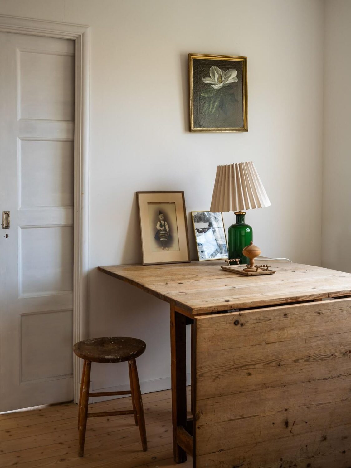 A Romantic 1920s Villa with Views of the Lake 21 folding table